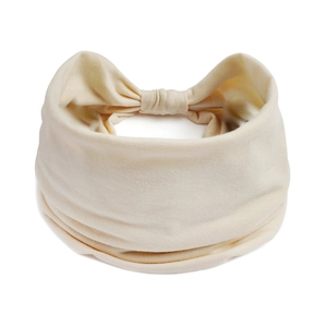 Vista dettagliata della fascia yoga in maglia morbida color crema con fiocco elegante