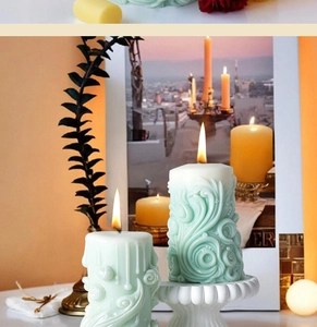 Detalle de velas aromáticas verde menta con texturas de remolino y perlas decorativas