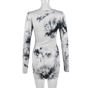 Vue arrière sur mannequin montrant le détail lacé évidé et le tissu tie-dye