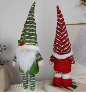 Detailaufnahme eines nordischen Weihnachtswichtels mit Strickmütze auf einem Regal
