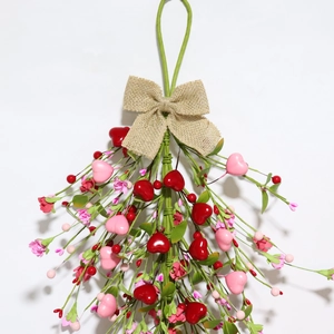Ghirlanda cuore San Valentino 60cm con bacche rosse, fiori rosa e fiocco lino