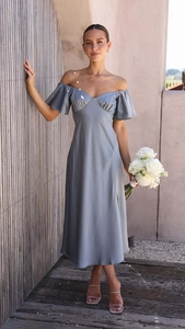 Détail de la robe en satin bleu-gris avec manches dénudées et fente latérale haute