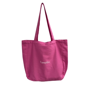 Leuchtende rosarote Canvas-Einkaufstasche mit weißem Camellia-Schriftzug auf Weiß