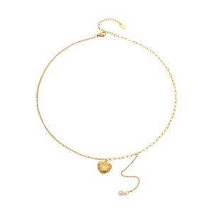 Collier doré avec pendentif cœur tressé et pompon en perle sur une double chaîne asymétrique