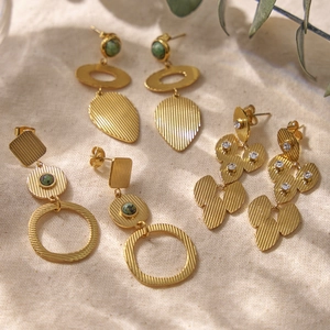 Boucles d'oreilles vintage françaises plaquées or 18 carats en acier inoxydable et pierres vertes