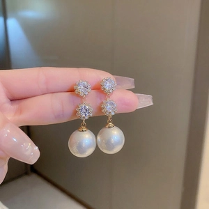 Boucles d'oreilles fleurs et perles élégantes avec strass brillants et finition dorée