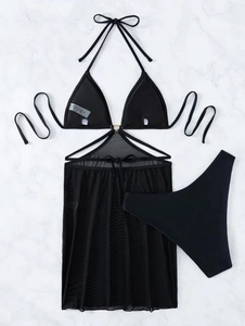 Ensemble bikini 3 pièces noir avec haut licou et jupe en maille sur fond de marbre