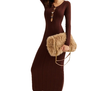 Robe longue en tricot marron à manches longues avec décolleté ajouré et boucle en métal
