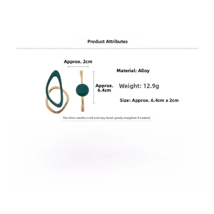 Vue détaillée des boucles d'oreilles vert et or avec dimensions 6,4 cm sur 2,0 cm