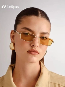 Gafas de sol rectangulares pequeñas de metal dorado con lentes de colores de moda