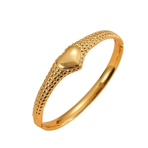 Bracelet jonc coeur en acier inoxydable plaqué or 18k avec détails en relief texturés
