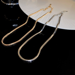 Minimalistische gold- und silberfarbene Schlangenkette mit glänzendem Metallfinish