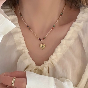 Collier ras du cou en acier doré avec perles colorées et pendentif en cœur