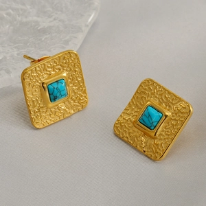 Détails de boucles d'oreilles carrées en turquoise avec texture dorée rétro chic
