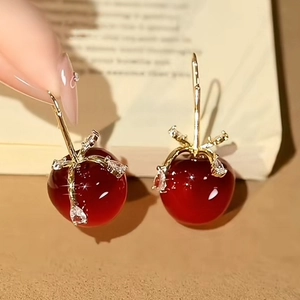 Élégantes boucles d'oreilles cerises rouge foncé avec base dorée et zircons blancs