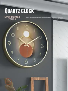 Détail du cadre doré de 5mm et du cadran artistique gris de l'horloge à quartz moderne
