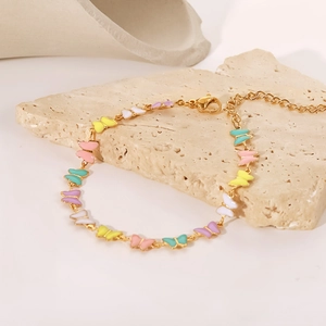 Detail eines 18k vergoldeten Armbands mit bunten Emaille-Schmetterlingen auf Stein