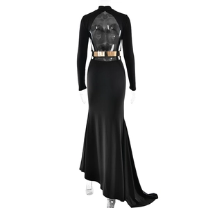 Détail d'une robe maxi noire dos nu à col montant, manches longues et ceinture dorée