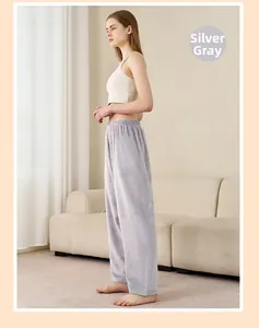 Vue latérale du pantalon de pyjama en flanelle gris argenté avec taille élastique