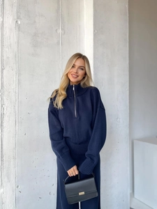 Detailaufnahme des dunkelblauen Strickpullovers mit halbem Reißverschluss und Rippenmuster