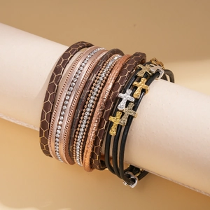 Bracelet multicouche en cuir vintage avec croix en strass et détails tissés dorés