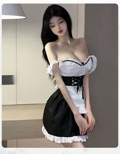 Détail de tenue cosplay soubrette avec col à volants dénudé et corset de taille à lacets