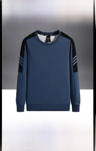 Détail du sweat bleu marine avec empiècements noirs et poignets à rayures grises