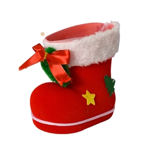 Roter beflockter Weihnachtsstiefel als Geschenktüte mit weißem Plüschrand und Sternen