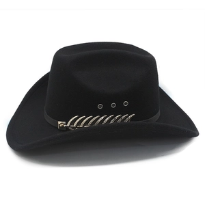 Dettaglio cappello da cowboy in lana nera con decorazione a piuma dorata metallica