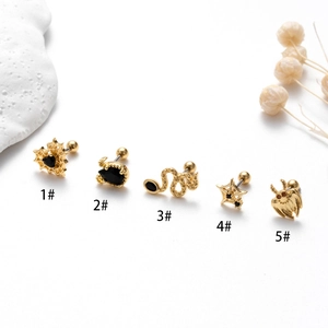 Set di cinque orecchini a perno in acciaio dorato con zircone nero e motivi insetto