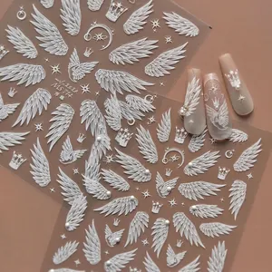 Reliëf witte vleugel en kroon nagelstickers met 3D ster en maan ontwerpen