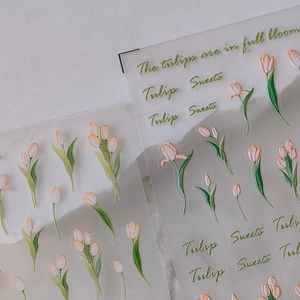 Autocollants ongles tulipes mats avec style de broderie et motifs lettres dorés