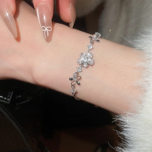 Gros plan d'un bracelet en argent avec fleurs et zircons brillants sur le poignet