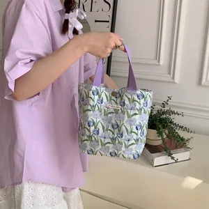 Borsa tote in tela a fiori con manici viola e dettaglio etichetta rossa Susanna