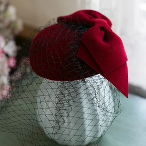 Cappellino vintage in velluto rosso vino con velina nera e grande fiocco elegante