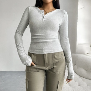 T-shirt ajusté gris clair en maille côtelée à manches longues et col Henley boutonné pour femme