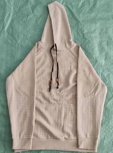 Detailansicht beige Herren Kapuzenpullover mit Waffelstrick und praktischer Kapuze