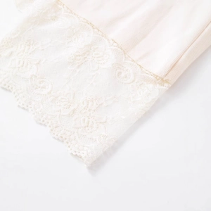 Primo piano di una gonna midi in maglia beige con pizzo raffinato e tessuto a costine fini