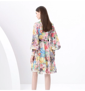 Vue arrière d'une mini robe fleurie taille haute avec manches bouffantes et col en dentelle
