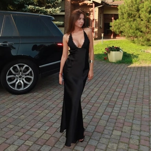 Robe longue élégante en satin noir avec col en V profond, dentelle et dos nu chic