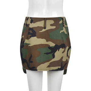 Rückansicht eines Minirocks mit Camouflage-Muster und hochwertiger Twill-Gewebestruktur