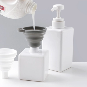 Embudo de silicona plegable gris vertiendo líquido en una pequeña botella