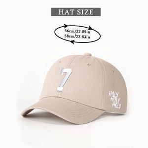 Détail d'une casquette beige vintage avec broderie numéro 7 et guide des tailles