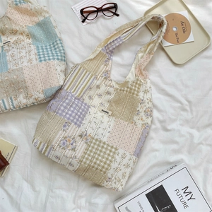 Detailansicht der Canvas-Einkaufstasche mit floralem Patchwork und Sozakka-Markenetikett