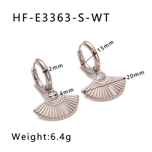 Detailed technical diagram of silver fan-shaped earrings showing exact dimensions and weight