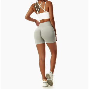 Detail von nahtlosen High-Waist Yoga-Shorts mit Scrunch-Butt-Lift und geripptem Bund