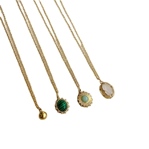 Colliers rétro en acier inoxydable doré avec pendentifs en malachite et opale
