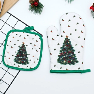 Heat resistant oven mitts and potholders set with festive Christmas tree prints