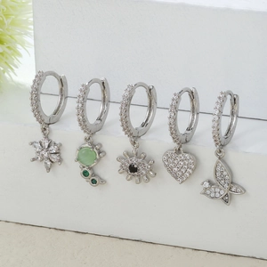 Fünfteiliges silbernes Huggie-Ohrring-Set mit Zirkonia-Schneeflocken Herz und Schmetterling