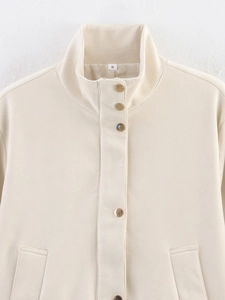 Vue détaillée de la veste en daim beige avec boutons en métal et texture douce